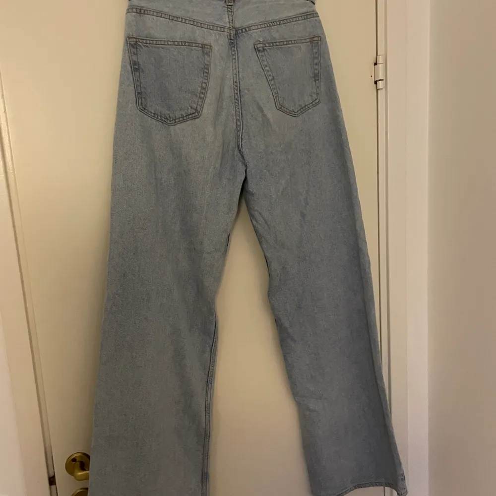 Säljer dessa jeans från junkyard då jag inte använder dessa längre. I bra skick:). Jeans & Byxor.