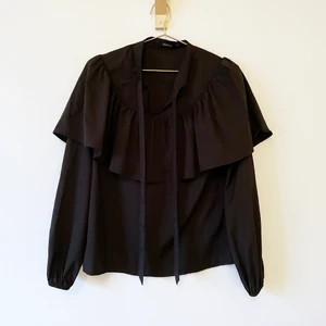 Svart blus - Svart blus från Boohoo som passar en M.