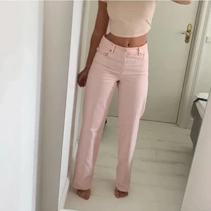 Rosa jeans zara - Superfina ljusrosa jeans från zara💘💘 Helt oanvända med prislapp kvar, nypris 400 kr. Helt slutsålda! Strl 34 men passar mig som är 36. (Lånade bilder) Frakten kostar 66 kr💘