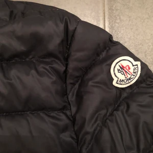 Moncler lättviktsdunjscka - Stl 2 motsvarar 36-38. Fint skick köpt för 5000:-Till höst o vår.Den tunnaste varianten.