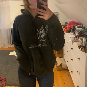 Glitter hoddie  - Säljer denna snygga zip up hoddien med ett snyggt glitter print på. Aldrig använt, köparen står för frakten 