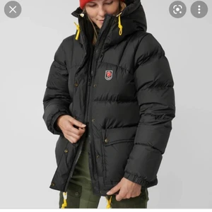 Fjällräven jacka - Säljer min fina fjällräven jacka! Det är storleken xs men skulle absolut säga att den passar en S eller M beroende på hur man vill att den ska sitta. Skulle säga att den är i hyfsat bra skicka! En liten lagning på vänster sida och en skada inuti därav priset ,Fler bilder eller frågor kan ni skriva privat till mig. Om många är intresserade så blir det budgivning. Köp direkt för 3000!❤️