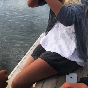 Kashmir kofta - Så fin kashmir kofta. 100% kashmir. Använd men fortfarande väldigt fin. Har dock två små hål (därav det billiga priset) , ett hål på baksidan och ett vid en knapp. Går säkert att laga! Passar verkligen till allt💞💞💕