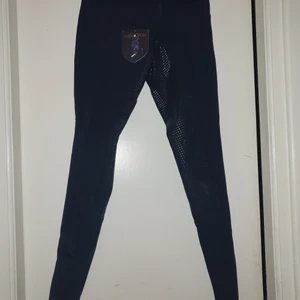 Ridbyxa Hamilton ny med lapp - Ridbyxa Hamilton ny med lapp st 34 nypris oanvända siliconskodda 899kr. https://www.xxl.se/hamilton-hamilton-paris-grip-riding-breeches-ridbyxa-bla/p/1120714_1_style säljes för 650kr
