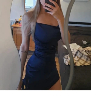 Klänning - Säljer denna superfina klänning som ja köpte på Plick (bilderna är från hon ja köpte av) måste tyvärr sälja då den var för liten för mig. Bra skick och aldrig använd av mig🥰