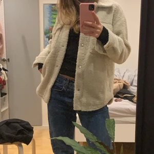 Teddyjacka - Säljer denna teddyjacka då den blivit för liten för mig men den är varm ock snygg! Kan mötas i stockholm eller frakta ;) Jag bär oftast S i kläder så ni ser hur passformen är på mig! 