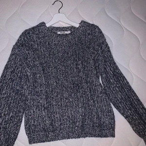 Blå vit stickad tröja NA-KD - Stickad blå tröja NAKD💘