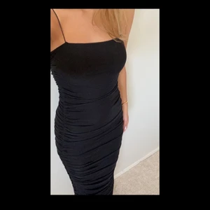 Nelly festklänning - En svart figurnära festklänning från Nelly! Helt oanvänd med lappar kvar. Går inte att hitta den på hemsidan längre. Om flera är intresserade blir det budgivning, och köparen står för frakt🖤