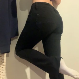 Mavi Jeans strl 25/30 - Svarta Jeans från märket Mavi i strl 25/30 med utsvängda ben. Ner till golvet på mig som är 160 och sitter perfekt i midjan på mig som har strl 25 o 26 i jeans. ❤️