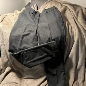 Kostymbyxa med pressveck - Väldigt snygga, sköna kostymbyxor från Monki. Lite tjockare tyg och bra passform. Pressveck och hög midja. Tar emot att sälja men har tyvärr växt ur dom. Väl men väldigt sparsamt använda. 
