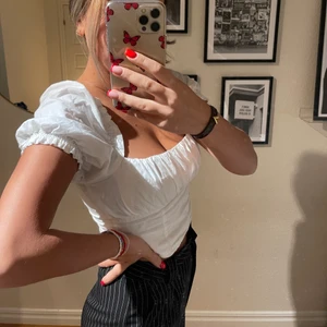 Topp - Jätte söt topp (ej strykt på bilden). Köpt på h&m för länge sedan. Jag har storlek 38 på denna men brukar ha 36😊 utgår från 100kr + frakt 📦 