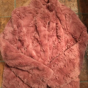 Ny rosa pälsjacka strl : M - Ny rosa fin pälsjacka från Vero Moda!