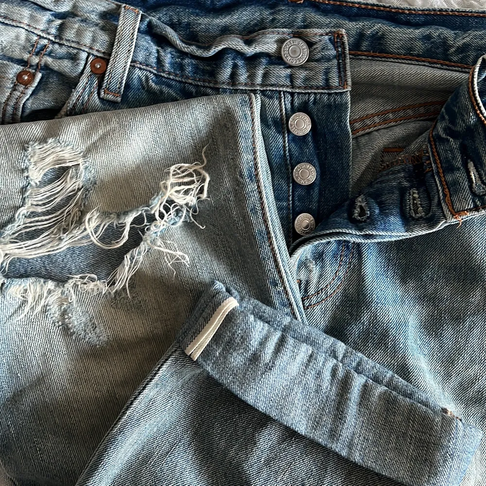 Ljustvättade boyfriend jeans från Levis med slitningar. Storlek 29 längd 32.. Jeans & Byxor.