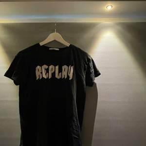 Cool t-shirt från Replay 🎸 strl S. Cool till vardag och fest. 