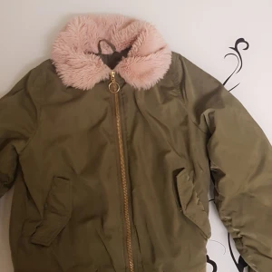 H&M Jacka - H&M Jacka för tjejer, använd fåtal gånger. 10/10 skick. (ROSA PÄLS) ( GRÖN JACKA )