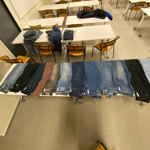 WTS LEVIS I BULK - Tja! Sitter på massa par vintage Levis jeans som jag har köpt från GRIFF. Jag utför nu en vintage wholesale där jag säljer olika boxar med 5st par jeans i varje. Storlekarna och färgerna är blandade. Priset för 5st jeans är 1000 sek plus frakt (endast 200kr/par!!!) bara att höra av sig i PM. Priset är fast. 