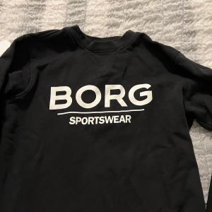 Björn borg - En tröja i storlek S. Svart och med vitt tryck kommer från lager 157. 