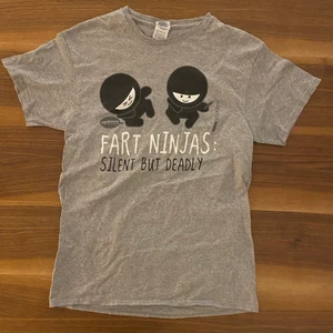t shirt - tisha me print där de står ”fart ninjas: silent but deadly” aldrig använt