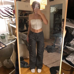 Lågmidjade byxor  - Skit snygga byxor från zara i färgen militär grön, nu skick säljer pågrund av att dom aldrig kommer till användning. Storlek S och jag är 165cm🌺