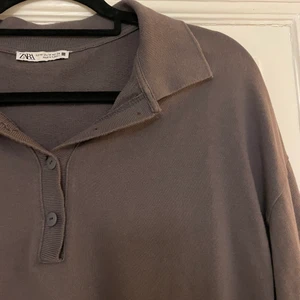 Tröja från zara - Trendig brun/grå tröja från zara som tyvärr inte kommer till användning. Storlek M.  Sista bilden ger en mer rättvis färg. Frakt tillkommer