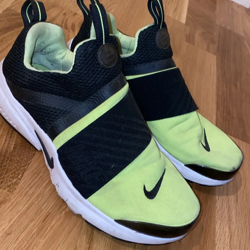 Super fina & coola limegröna Nike sneakers. Älskar dessa skorna men dock kommer de inte till användning längre. Priset går alltid att diskutera ❤️. Skor.