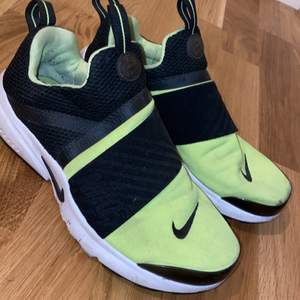 Super fina & coola limegröna Nike sneakers. Älskar dessa skorna men dock kommer de inte till användning längre. Priset går alltid att diskutera ❤️