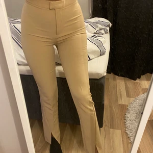 Kostymbyxor - Säljer dessa fina sköna kostymbyxorna från NAKD, köpta för ca 2 år sen så tror inte dom finns kvar, stretchiga och sköna, slits längst ned. Storlek 32 men passar mig som har 36! Lite korta på mig som är 1.72! Säljer för 100kr + frakt 🤍