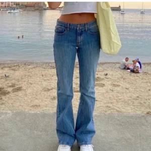 Jeans Brandy Melville - Två första bilderna är lånade! Säljer dessa snygga lågmidjade jeans eftersom de inte kommit till användning💞💞