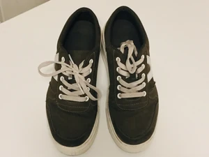 Skor - Någon som är intresserad av dessa fina bruna skor? Väldigt bra skick,användt 3 gånger. Storleken är 38, och de passar jättebra. Använder dessa skor inte så mycket längre, det är därför jag säljer dom! Orginal pris: 300kr men säljer för 100kr och frakt ingår ej. Skriv i DM/privat till mig om ni är intresserade:) 