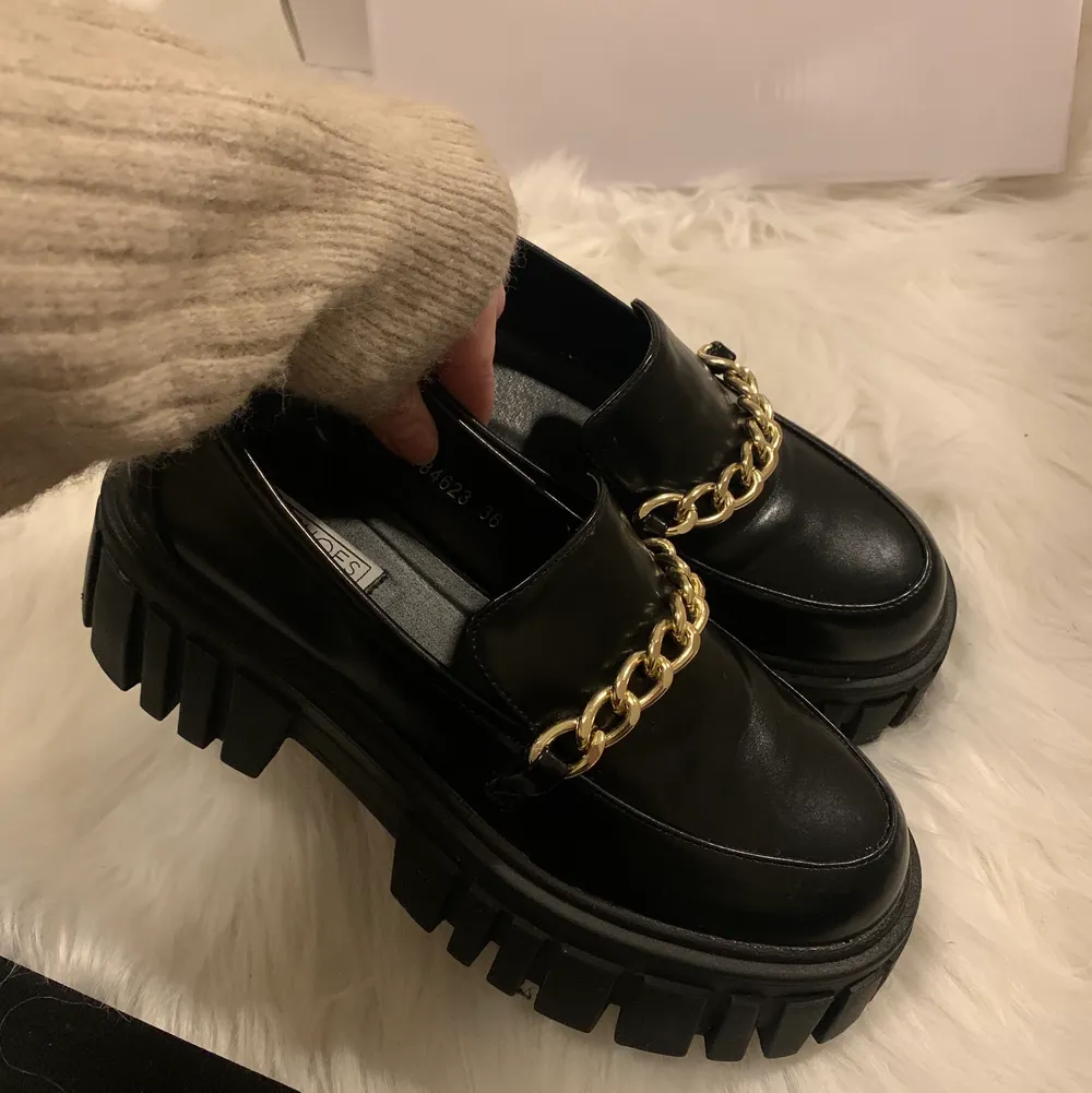 SĂ€ljer dessa trendiga loafers i storlek 36 đ„° Jag brukar ha storlek 38/37 men fick gĂ„ ner i storlek dĂ„ de Ă€r lite stora i modellen. Har bara anvĂ€nt 1 gĂ„ng, de Ă€r alltsĂ„ fortfarande nya! (Frakt tillkommer). Vid intresse/frĂ„gor, tveka inte att kontakta mig!âșïžđđ. KengĂ€t.
