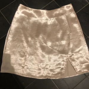 Gina Nyås kjol - Säljer en guldig kjol perfekt till Nyår i storlek 34 från Gina Tricot 🤍 andvänd endas en gång så den är i nyskick