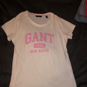 Gant tröja, S - Fin gant tröja i storlek S. Typ aldrig använd så i väldigt fint skick. Paket pris går att fixa vid köp av flera produkter. Köparen står för frakten, finns på fler sidor. 