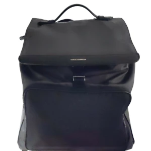 Dolce & Gabbana Grey Leather Bag - snygg och funktionell ryggsäck från Dolce & Gabbana med läderpaneler genomgående och en framficka med dragkedja.  Avslutad med justerbara axelband, ett övre handtag och en vikbar topp.  Inklusive ett spänne, dragsko, en innerficka och en logotyp i guldton framtill. Nypris 12000kr