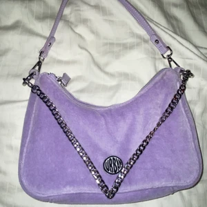 Lila väska - Cool lila väska med borttagbar kedja. Aldrig använt, nyskick. Köpt på urban outfitters. Pris kan diskuteras 🌸