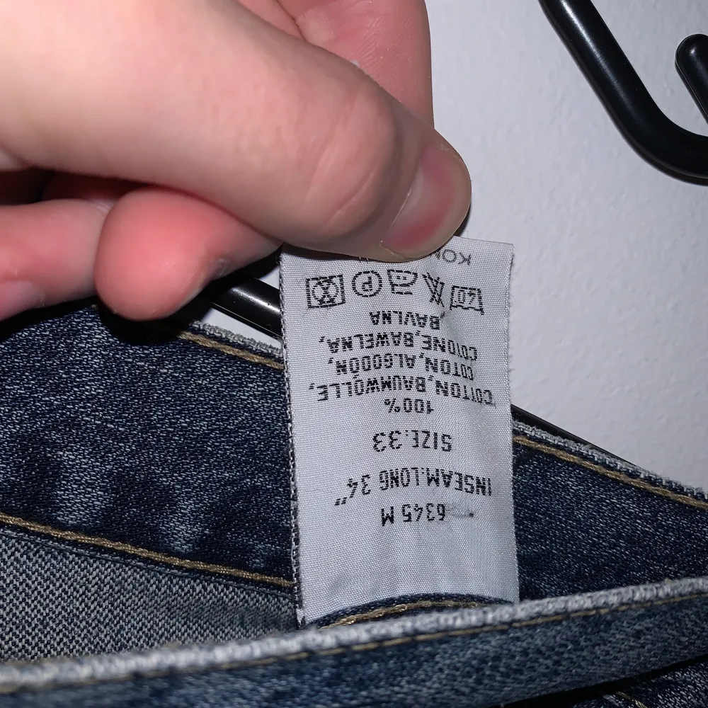 Najs jeans me typ straight lite bootcut fit. Uppsydda i midjan så dom passar typ 31 men kan ta bort de. Jeans & Byxor.