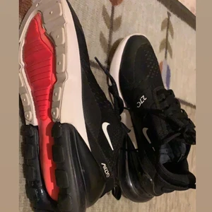 Nike  - Säljer nu mina Nike 270’s då jag tröttnat på dom jag köpte dom precis men märkte att de inte var något för mig så vill sälja dom så fort som möjligt dem är helt rena och har inga hål dem är i STRL 38 men jag har 37 o dem passar mig fortfarande jätte bra!☺️