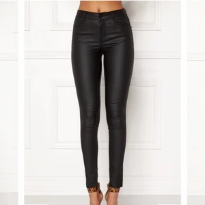 Skinnbyxor - Säljer ett par skinnbyxor som jag inte använder har använt 2 gånger och inte mer 