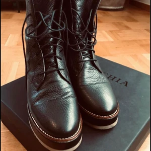 Reschia boots - Säljer mina skor från reschia som är inköpta för 2 år sen för 4000:-. Supersnygga!! Men är lite för stora för mig, tyvärr! Skorna är som nya, har använt dem Max 5 ggr.  Annonsen finns kvar om skorna finns kvar. Så ni behöver inte skicka förfrågan om den finns kvar, för det gör dem så länge annonsen finns kvarn 