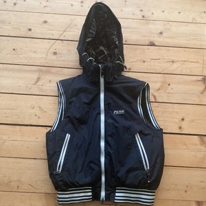 En snygg Retro Peak Performance väst❤️ - En väldigt snygg Peak performance väst, i storlek M ganska kort, går knappt ner till midjan på mig, och jag är ca 1,75 lång💕