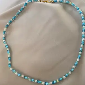 Pärlhalsband med olika blå pärlor super fin enkel passar till allt 💖 