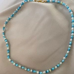 Pärlhalsband  - Pärlhalsband med olika blå pärlor super fin enkel passar till allt 💖 