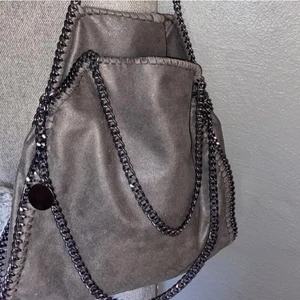 Väska  - Jätte fin väska köpte på plick innan säljer pga kommer inte till användning 