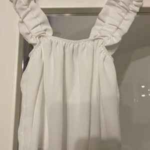 Vitt linne storlek xs - Säljer en vitt topp helt ny 