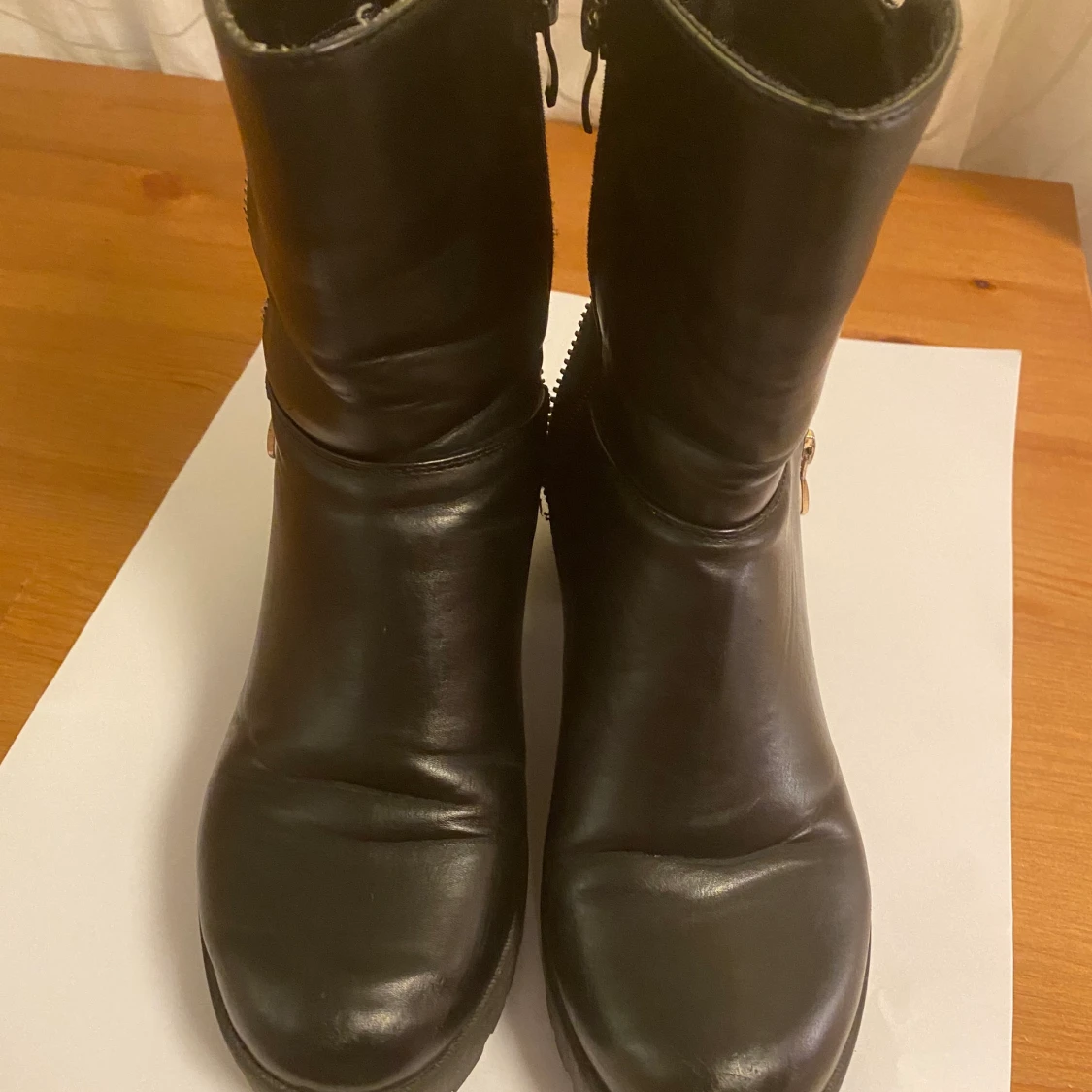 Läder boots, säljer för dom är för små.