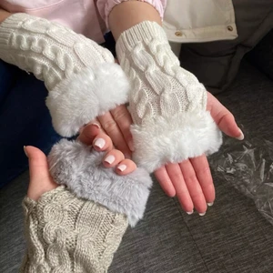 Vackra torgvantar med päls - Färgerna: mörkbruna, rosa, ljusgråa, svarta & vita! Säljer helt underbara torgvantar! Väldigt sköna med mjuk päls (fejkpäls såklart) ❣️36 kr för frakt ❣️Finns x antal av alla färger, så skriv om ni är intresserade eller har ytterligare frågor! 