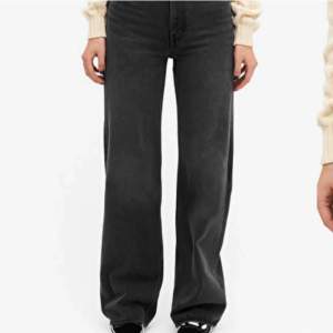 Straight/wide jeans från monki, alla tre är använda fåtal gånger. Säljer varje för 200kr, alla tre för 500!