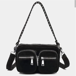 Noella väska - Säljer min nästintill oanvända svarta noella väska då det aldrig kommit till användning❤️ orginal pris 749