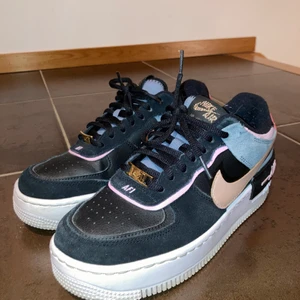 Nike air force shadow - Nike skor, jag köpte dom i somras väldigt sparsamt använda alltså väldigt bra skick! Nypris 1400kr BUD från 700kr 