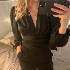 Blus - Jättefin satinblus från Gina Tricot. Storlek 36. Nypris 499kr, mitt pris 100kr+frakt. Fint skick, en knapp har ramlat av men jag skickar med knappen! Lätt lagat!!💗