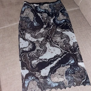 midi skirt - en mönstrad midi skirt från monki!🖤 jättecool och passar bra till nyår! köptes för 300kr och är nu slutsåld! strl S men passar även xs! säljer den för att den inte kommer till nån användning längre och har inte använt mycket sen jag köpte den i somras!🖤 säljer den för 145kr+frakt!🖤